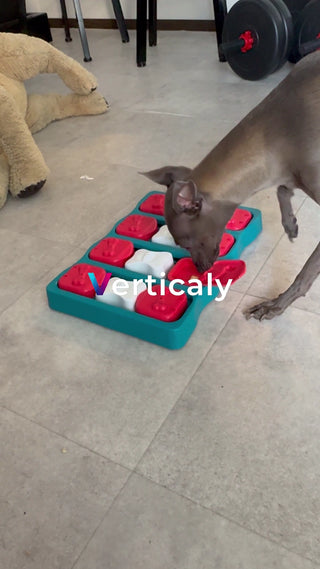 犬と知育おもちゃで遊ぶ