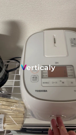 炊飯器を操作する手元