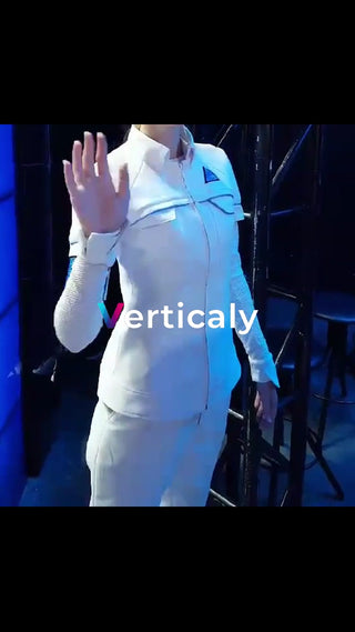 白い服の女性、ポーズ