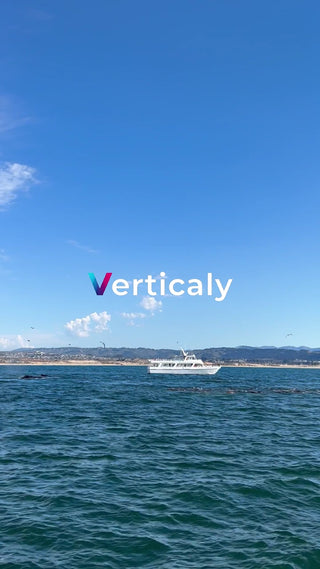 海辺のクルージング、青空の下