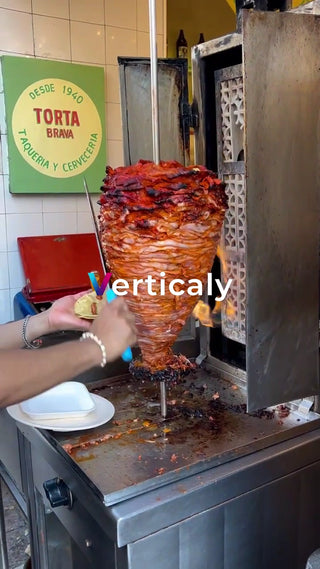 タコスを調理する風景