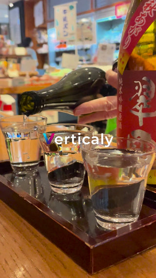 酒を注ぐ、晩酌風景