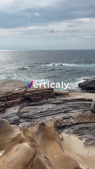 海岸の岩場、穏やかな風景