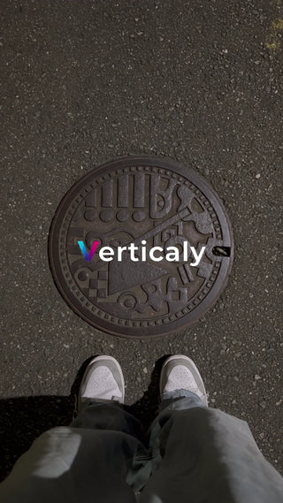 マンホールの上、街並みを眺める