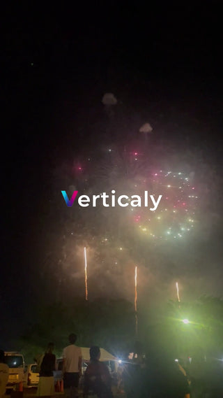 夜空に咲く花火、夏の夜