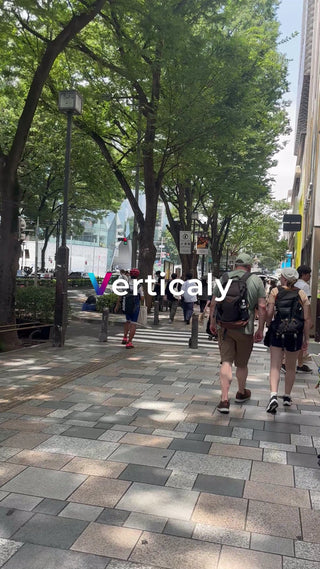 街並みを歩く人々