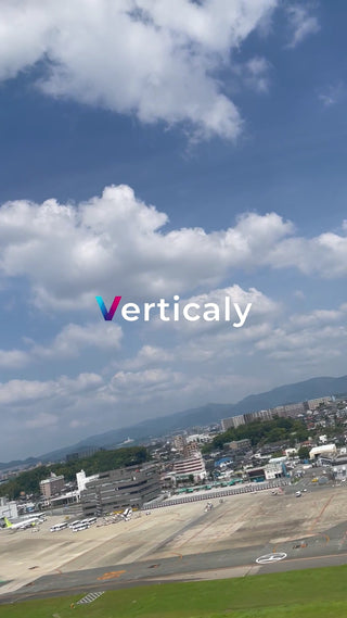 空港の滑走路、青空の下