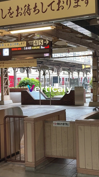 駅のホーム、電車を待つ