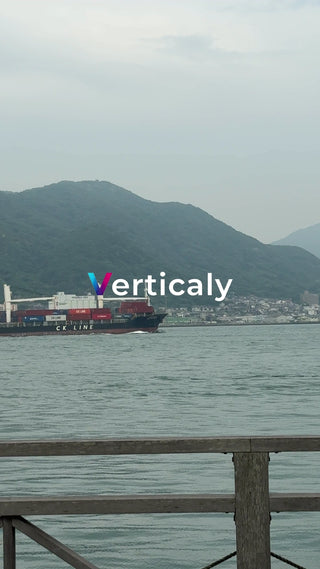 海を航海する貨物船