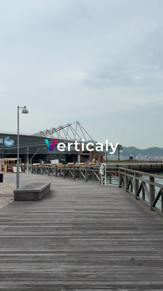 木製の桟橋と海辺の風景