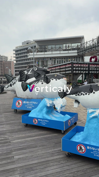 フグのオブジェ、港の風景