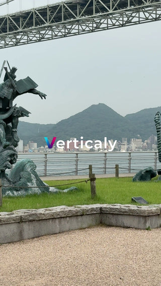 海辺の銅像と橋