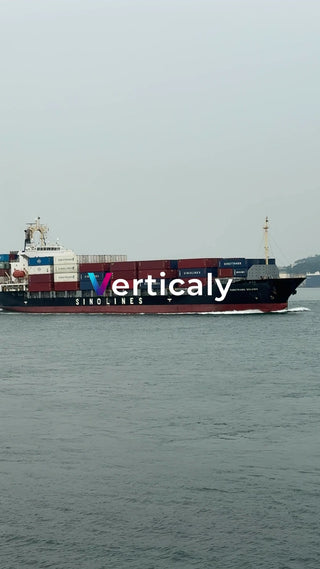 コンテナ船、海をゆく