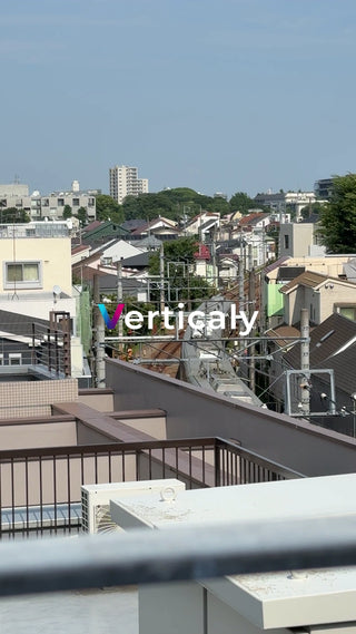 都会の屋上、穏やかな風景