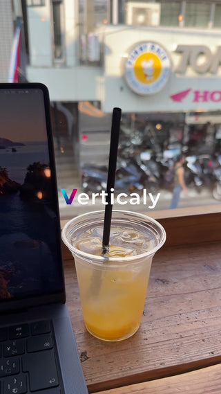 カフェでPC作業、窓から見える景色