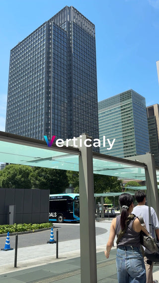 都会のバス停、待ち合わせ