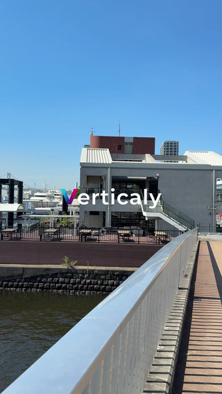 運河沿いのカフェテラス