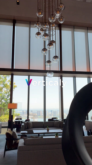 都会のカフェ、窓から見える景色