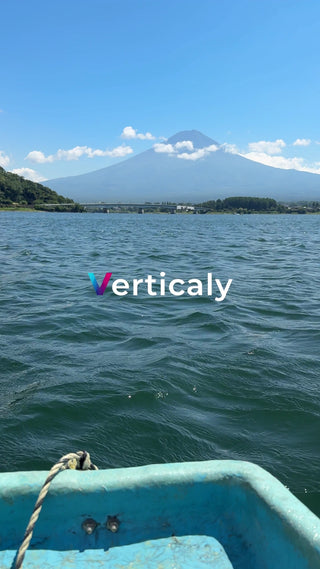 富士山を望む湖畔の風景