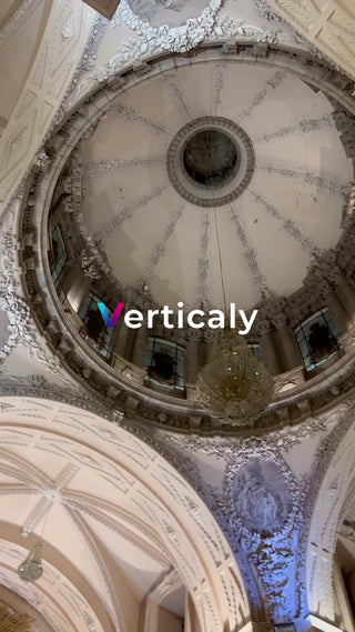 壮麗な教会の天井