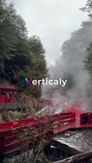 紅色の橋と蒸気、自然