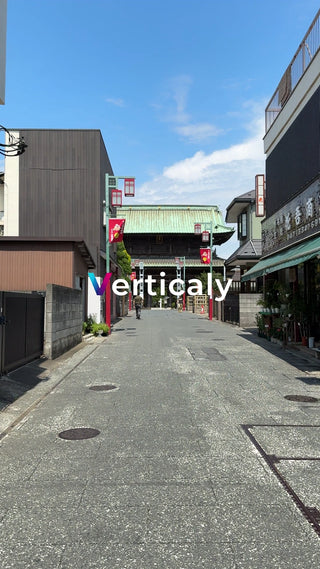 参道を進む人、夏の風景