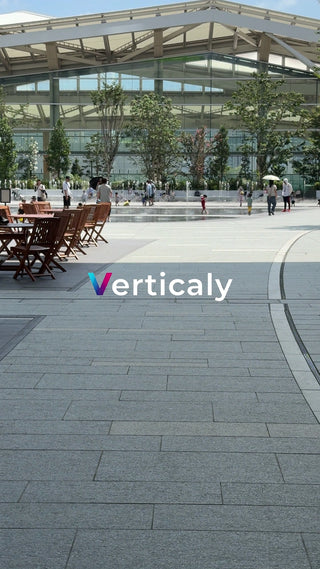 噴水広場で遊ぶ人々