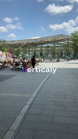 噴水広場、晴天の下