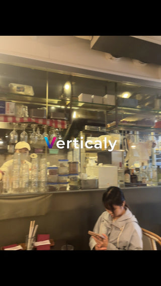 カフェでスマホ、穏やかな時間