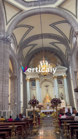 教会内部の荘厳な空間