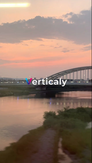 夕焼けとアーチ橋、水面の反射