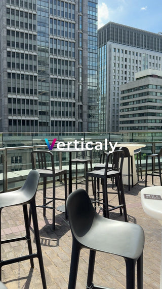 都会のカフェテラス風景