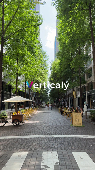 都会のテラス席、賑わう午後