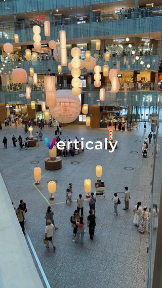 賑やかな商業施設、人々が行き交う