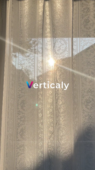 カーテン越しの優しい光