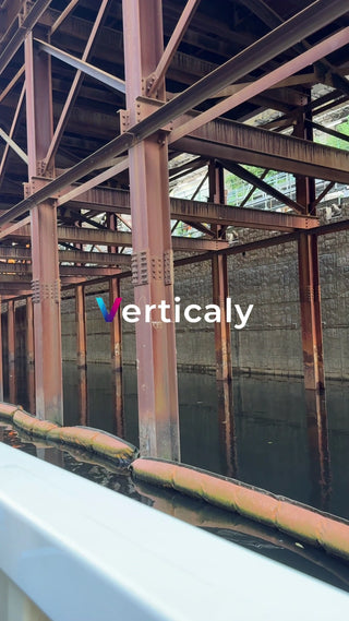 古びた鉄骨と水面