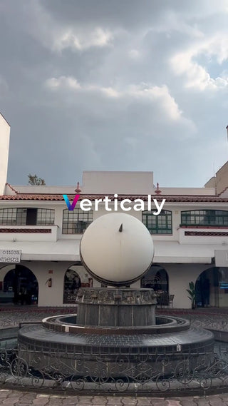 噴水と白いオブジェ