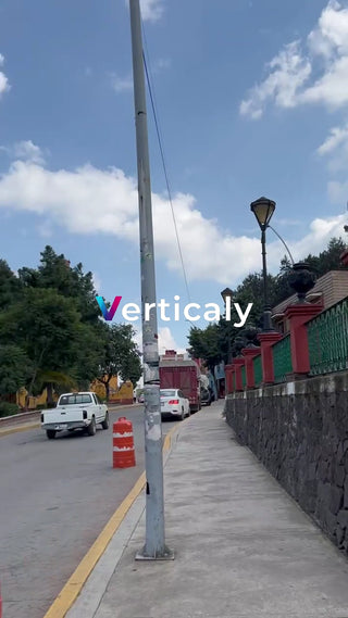 都会の街並み、青空の下