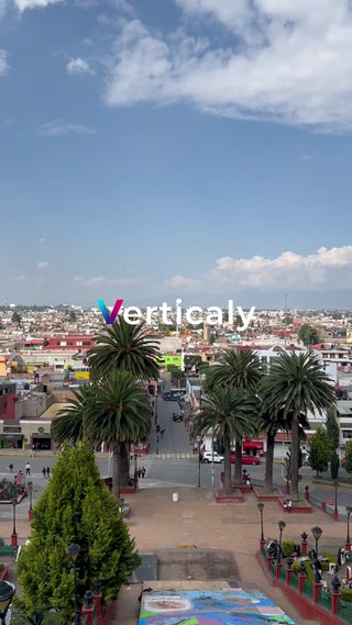 都会の街並み、青空の下