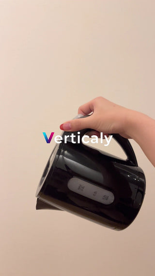 黒い電気ケトルを持つ手