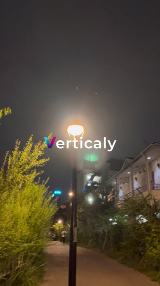 夜の散歩道、灯火の下