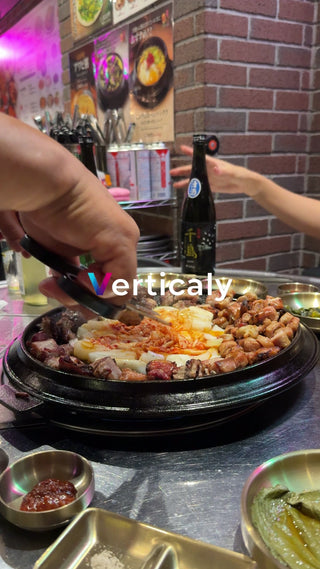 韓国料理、熱々をハサミで