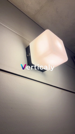 白い壁に設置された照明