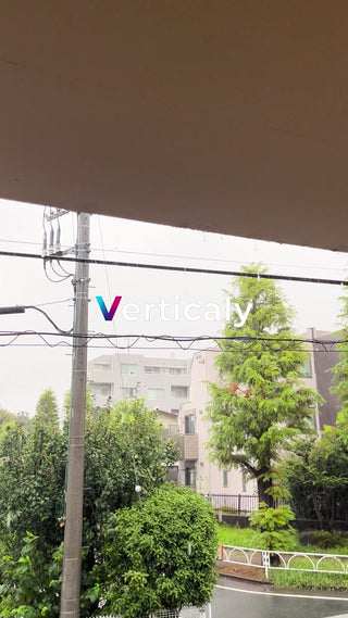 雨降る街並み、電線と緑