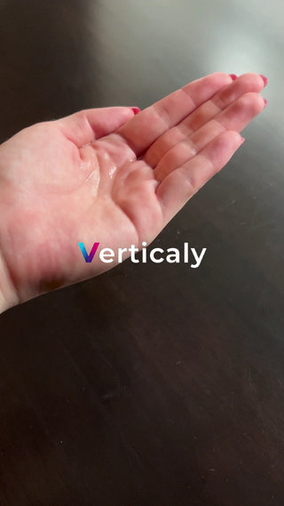 手のひらに乗せる水滴、透明感