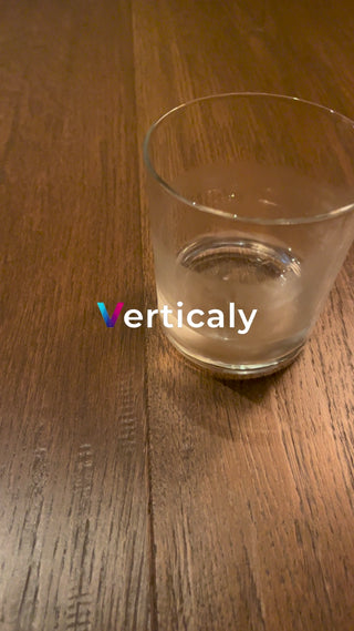 グラス越しの木目、穏やかな午後