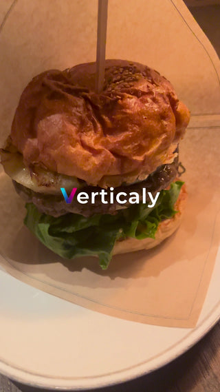 ハンバーガーを頬張る瞬間