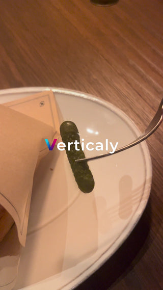 ピクルスを食べる瞬間