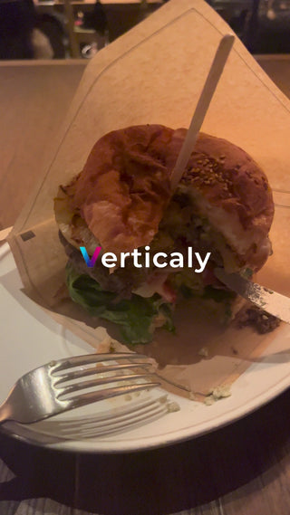 ハンバーガーを頬張る瞬間