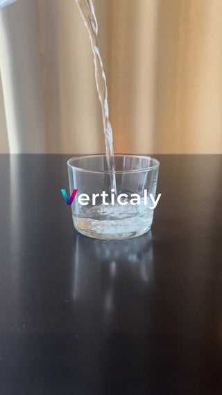 グラスに注がれる水